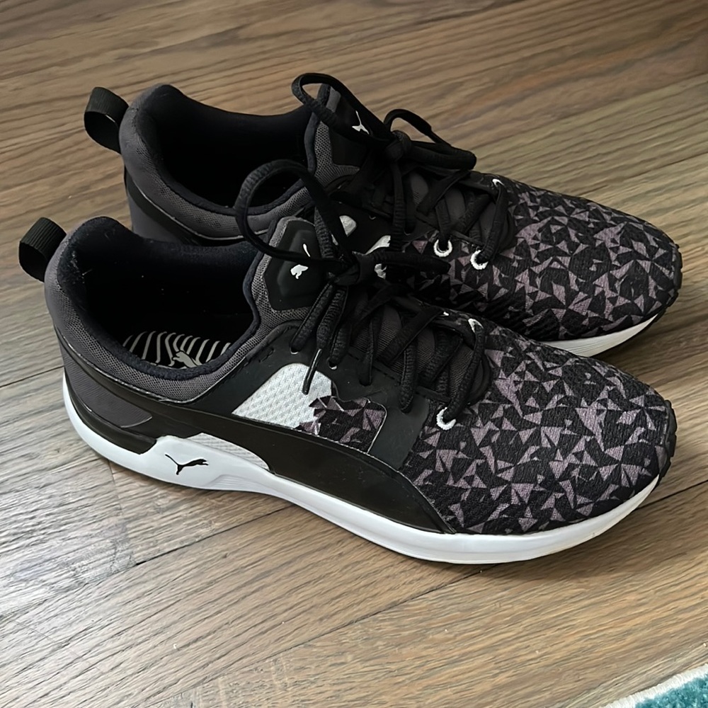 Womens 7.5 Puma sneakers